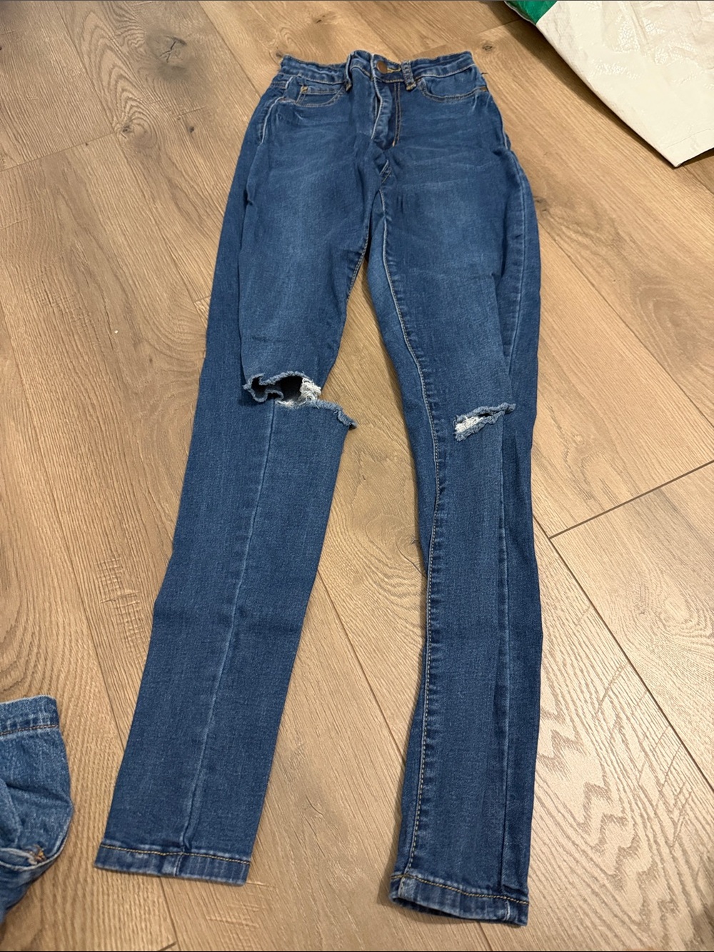 Fashion nova size 3 Women's Dark Blue Distressed Skinny Jeans @@@@